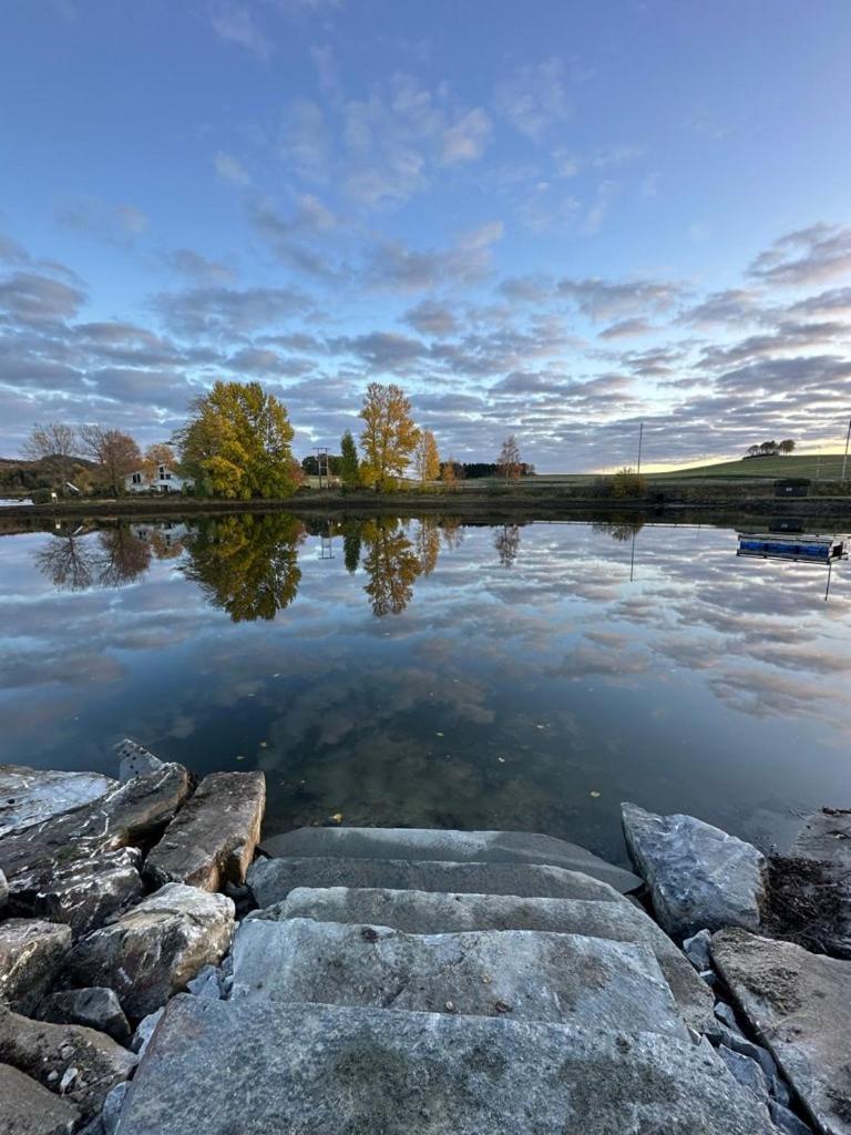 Saga, Et Unikt, Sjarmerende Badehotell Med Fa Rom, Sauna Og Badebrygge - Inderoy Straumen  Exteriér fotografie