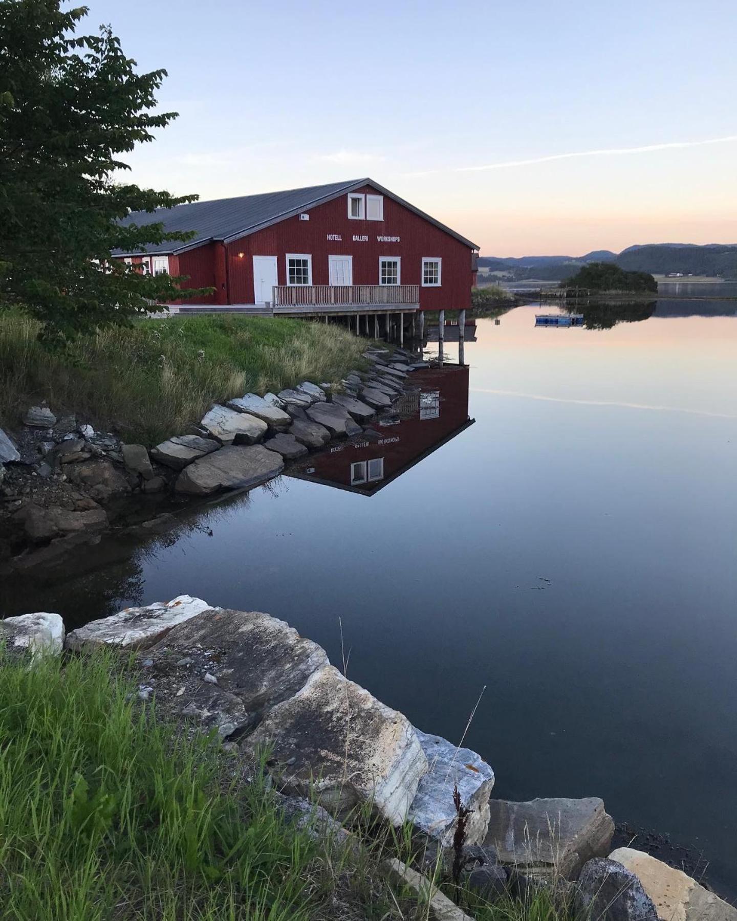Saga, Et Unikt, Sjarmerende Badehotell Med Fa Rom, Sauna Og Badebrygge - Inderoy Straumen  Exteriér fotografie