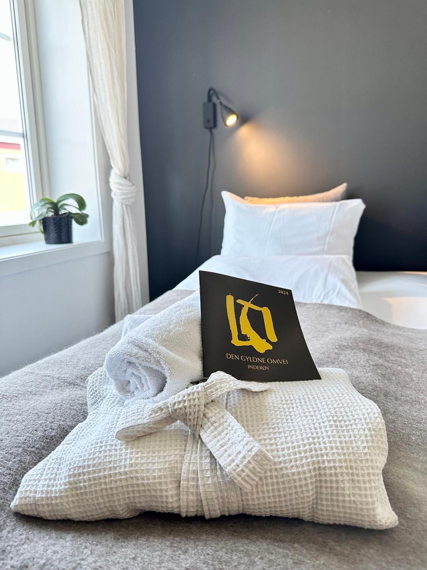 Saga, Et Unikt, Sjarmerende Badehotell Med Fa Rom, Sauna Og Badebrygge - Inderoy Straumen  Exteriér fotografie