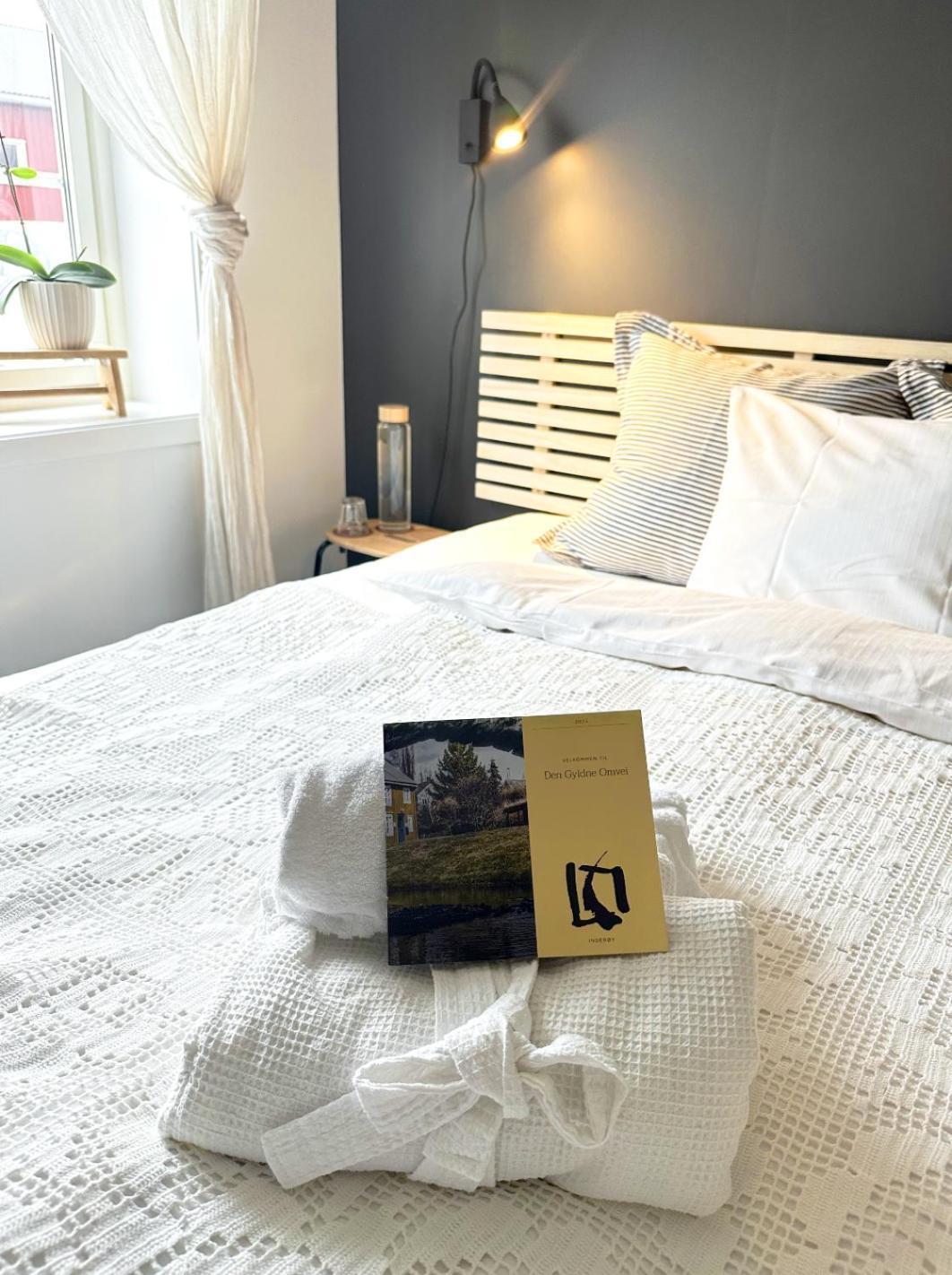 Saga, Et Unikt, Sjarmerende Badehotell Med Fa Rom, Sauna Og Badebrygge - Inderoy Straumen  Exteriér fotografie